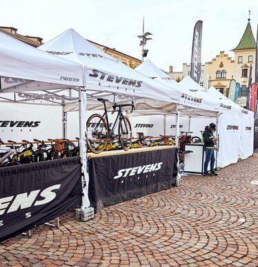 The Stevens Bikes promotion tent is a 4x4 m folding gazebo in white. The side walls are black and white. The bikes are located under the folding gazebo.